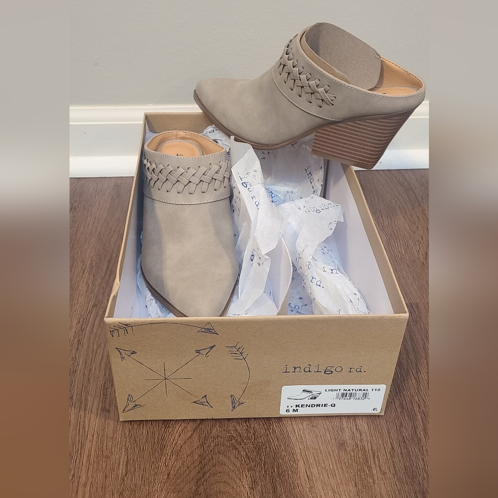 NEW WITH TAGS Women's size 6 heeled clog